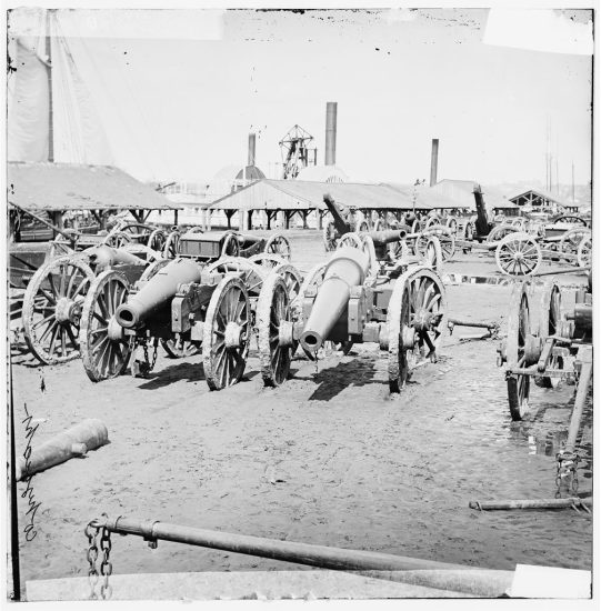 Marynarka, artyleria - libofcongr216 Richmond, Va. Captured siege guns at Rocketts.jpg